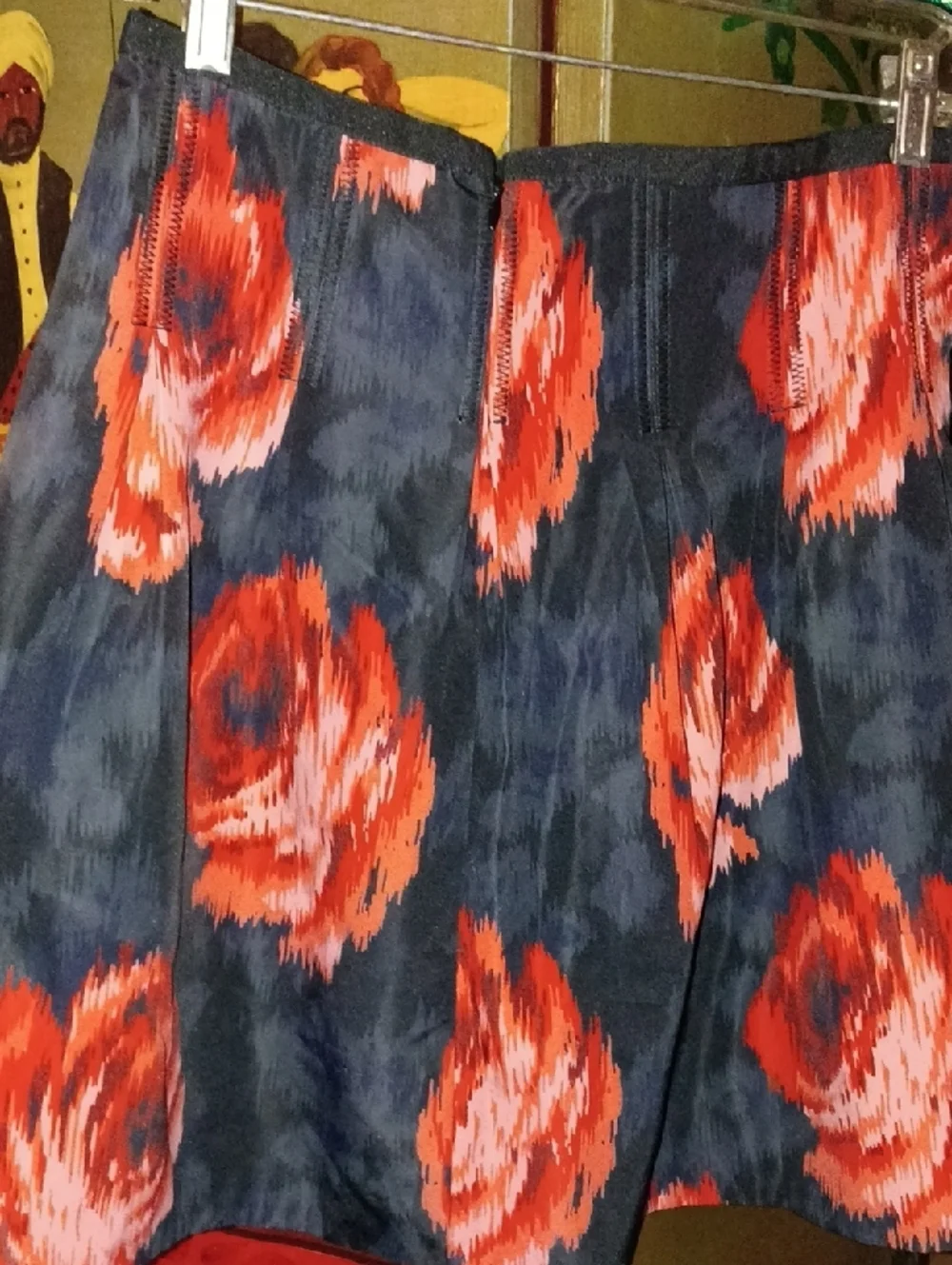 Vintage GAP Black Skirt with Bold Red Floral Print - Picture 5 of 5